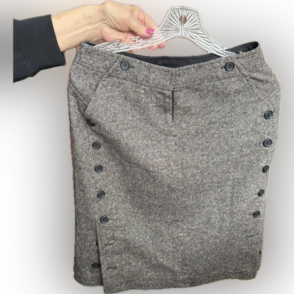 Black tweed skirt
Zipper front
size 2